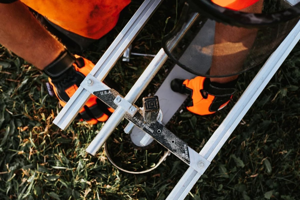 Granberg Alaskan chainsaw mill set up on a log, seen from above